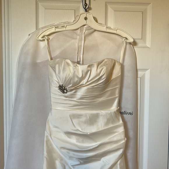 Silk Ivory Wedding Dress and accessories - Picture 5 of 16